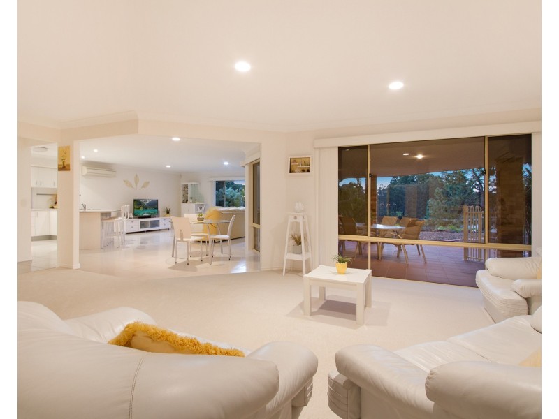 2 Beaconsfield Drive, Burleigh Waters QLD 4220