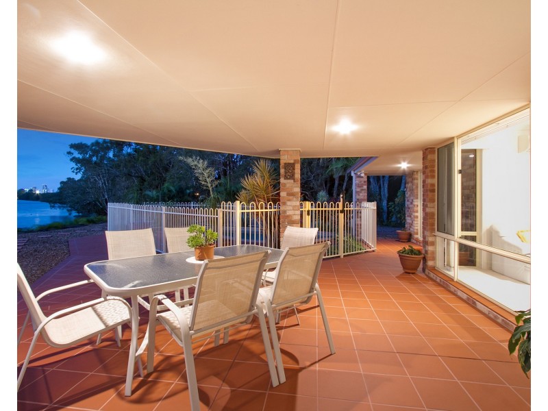 2 Beaconsfield Drive, Burleigh Waters QLD 4220