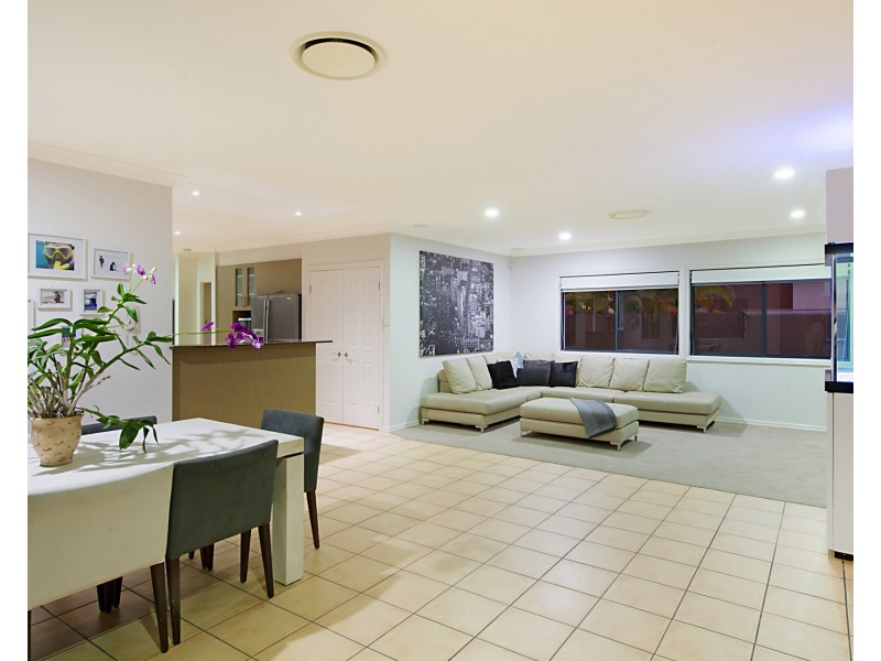 554 Oyster Cove Promenade, Helensvale QLD 4212