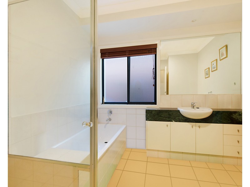 554 Oyster Cove Promenade, Helensvale QLD 4212