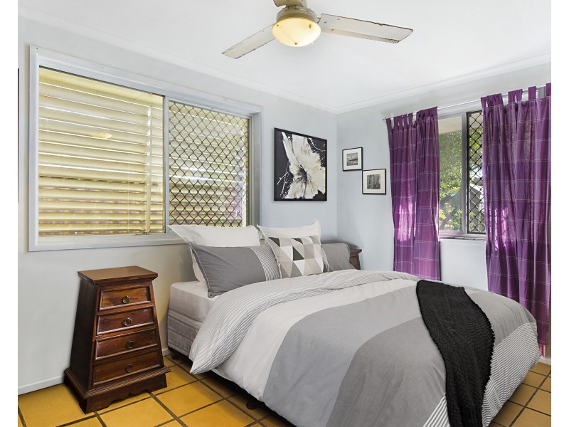 35 Dawn Parade, Miami QLD 4220