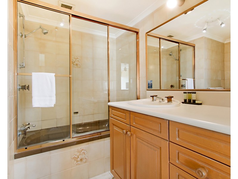 @/1 Albert Avenue, Broadbeach QLD 4218