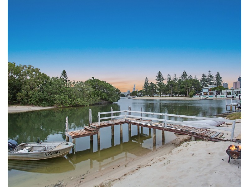 4 Beverley Crescent, Broadbeach Waters QLD 4218