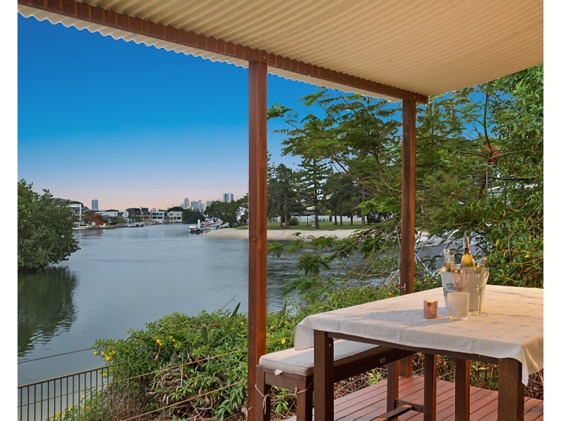 4 Beverley Crescent, Broadbeach Waters QLD 4218
