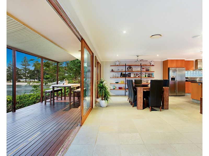 4 Beverley Crescent, Broadbeach Waters QLD 4218