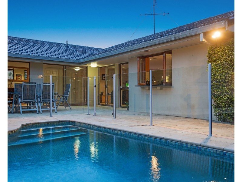 4 Beverley Crescent, Broadbeach Waters QLD 4218