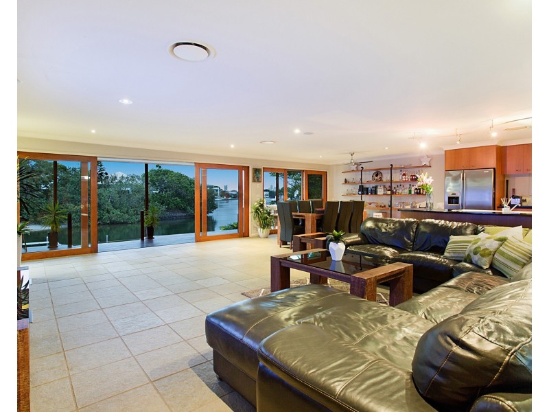 4 Beverley Crescent, Broadbeach Waters QLD 4218