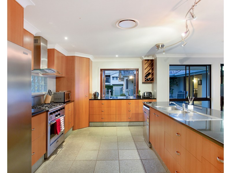 4 Beverley Crescent, Broadbeach Waters QLD 4218