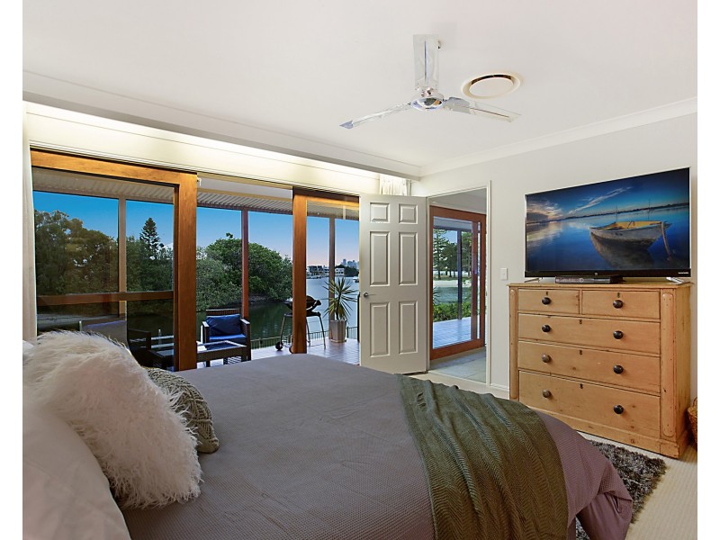 4 Beverley Crescent, Broadbeach Waters QLD 4218