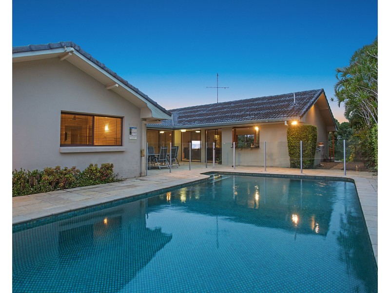 4 Beverley Crescent, Broadbeach Waters QLD 4218