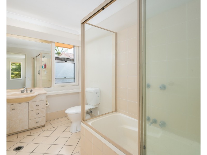 200/215 Cottesloe Drive, Mermaid Waters QLD 4218