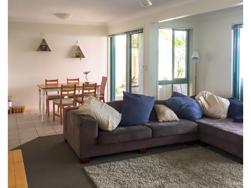 2/16 Redondo Avenue, Miami QLD 4220