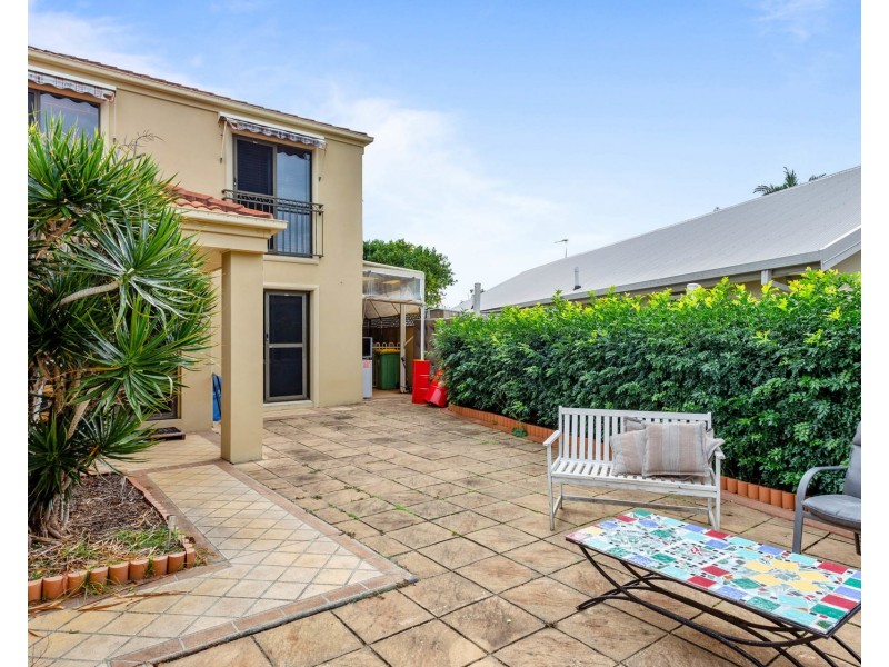 2/2 Pheasant Court, Miami QLD 4220