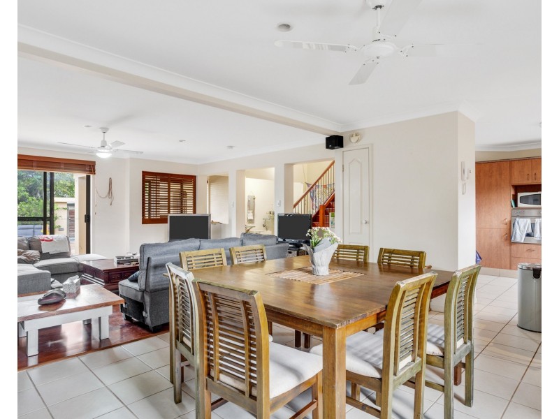 2/2 Pheasant Court, Miami QLD 4220