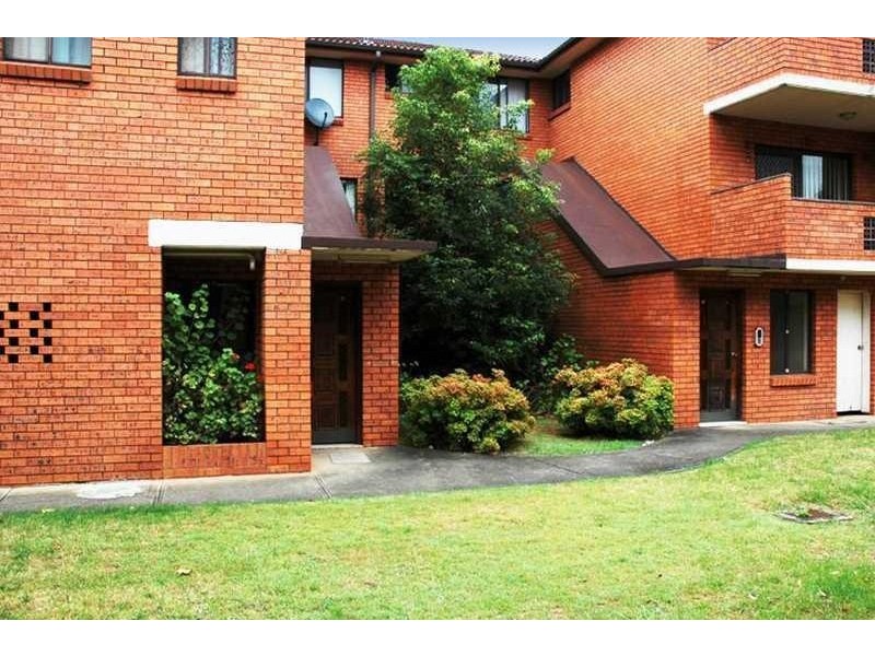 8/8 Treves Street, Merrylands NSW 2160