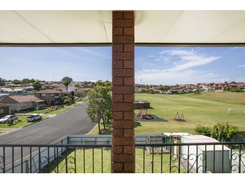 16 Derowie Crescent, Lake Heights NSW 2502