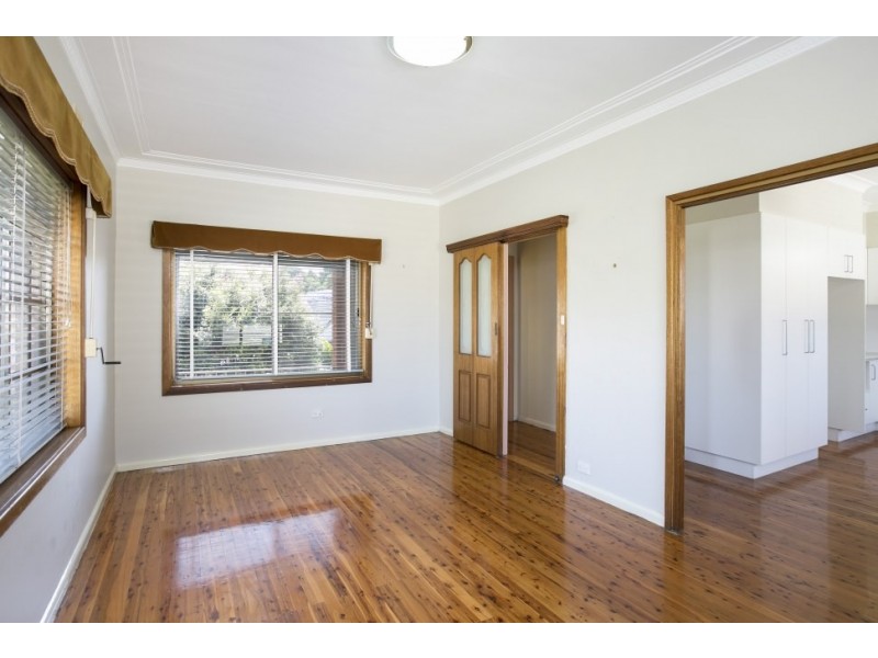 16 Derowie Crescent, Lake Heights NSW 2502