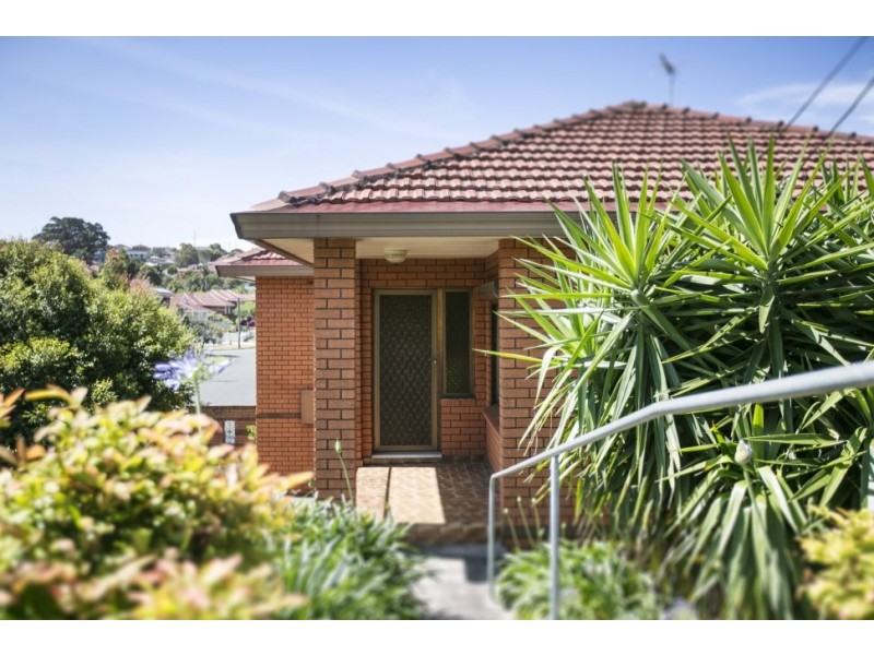 16 Derowie Crescent, Lake Heights NSW 2502