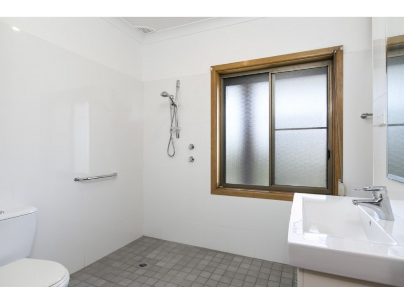 16 Derowie Crescent, Lake Heights NSW 2502