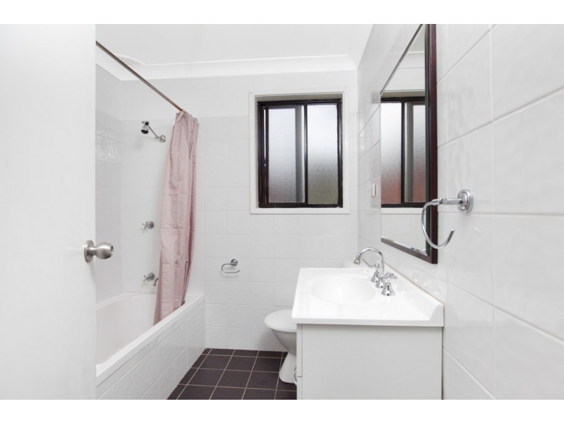 1/37 Kingsley Drive, Lake Heights NSW 2502