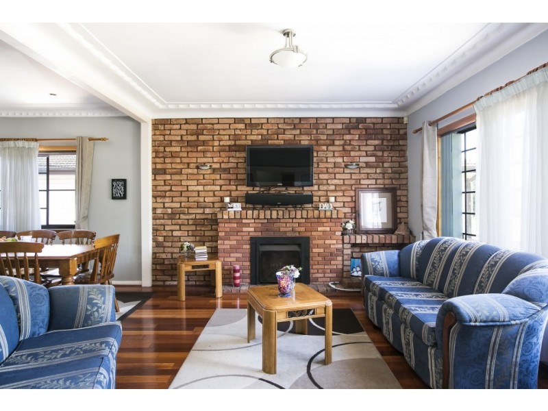 18 Dumfries Avenue, Mount Ousley NSW 2519
