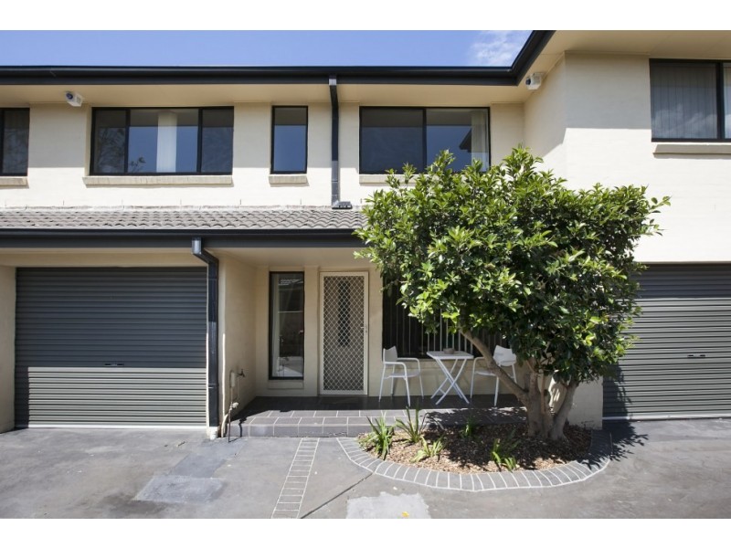 2/4 Victoria Street, Unanderra NSW 2526