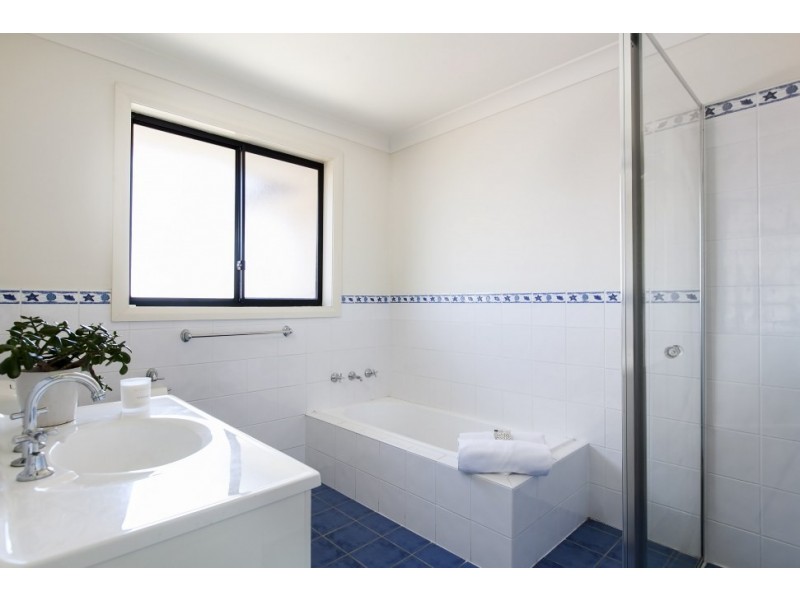 2/4 Victoria Street, Unanderra NSW 2526