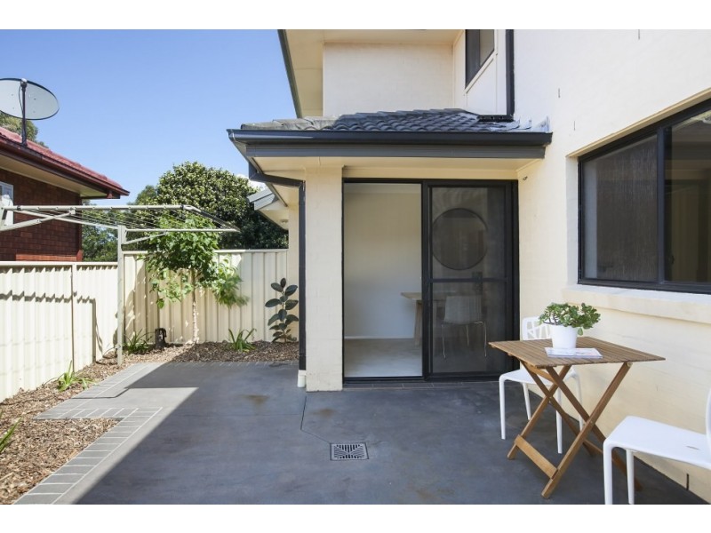 2/4 Victoria Street, Unanderra NSW 2526