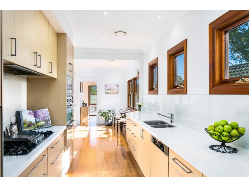 7 Taronga Avenue, Mangerton NSW 2500
