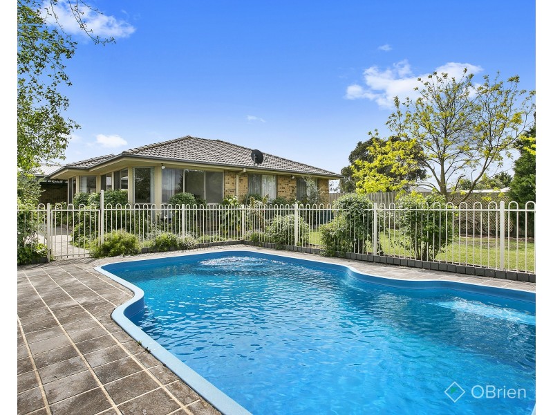8 Emarald Close, Mornington VIC 3931