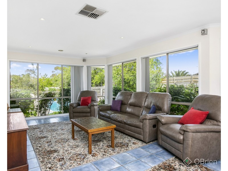 8 Emarald Close, Mornington VIC 3931
