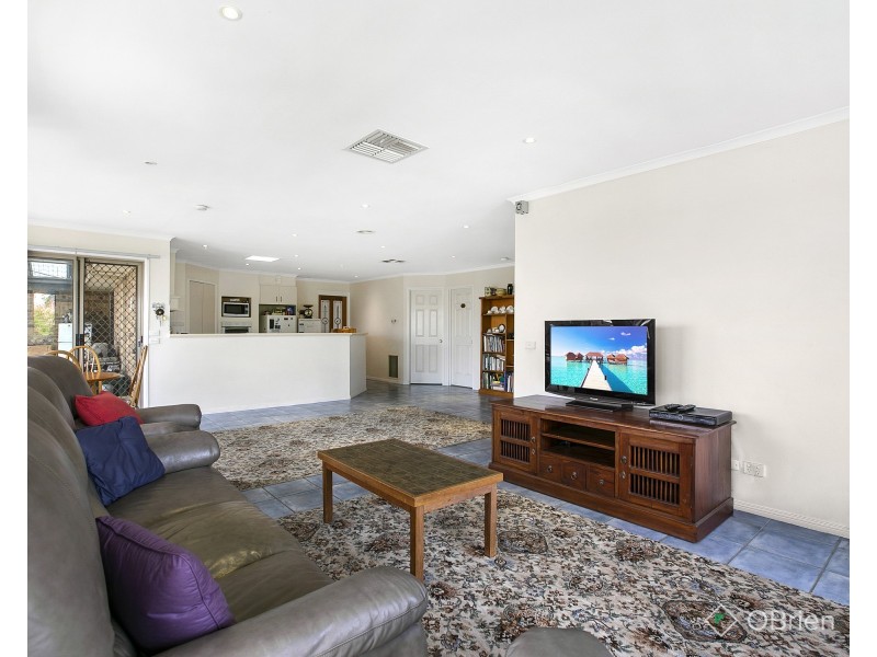 8 Emarald Close, Mornington VIC 3931