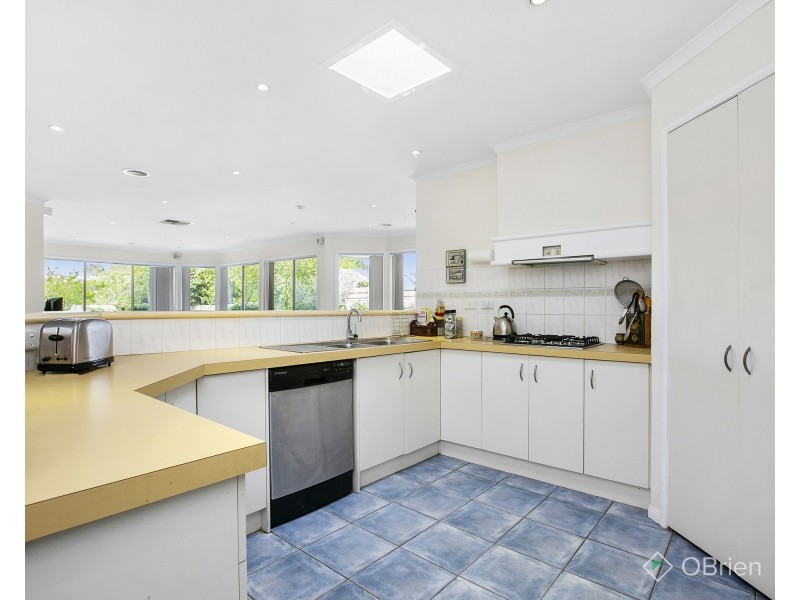 8 Emarald Close, Mornington VIC 3931