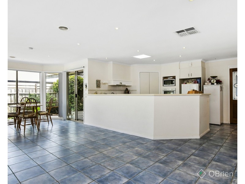 8 Emarald Close, Mornington VIC 3931