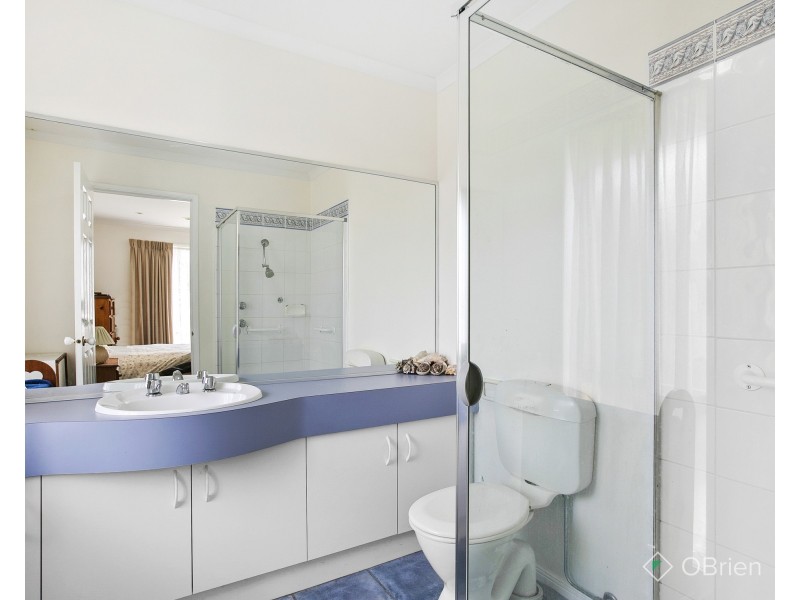 8 Emarald Close, Mornington VIC 3931