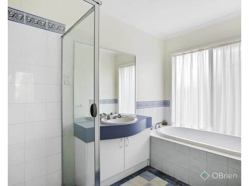 8 Emarald Close, Mornington VIC 3931