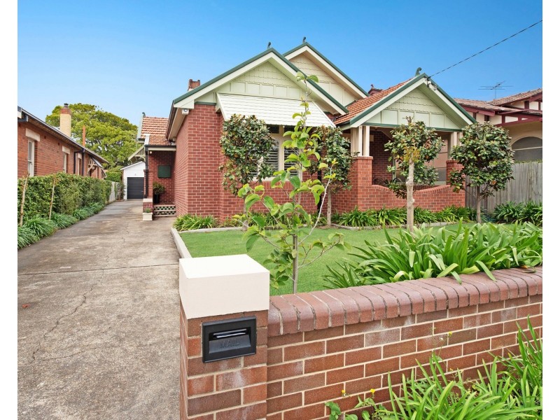 17 Silsoe Street, Hamilton South NSW 2303