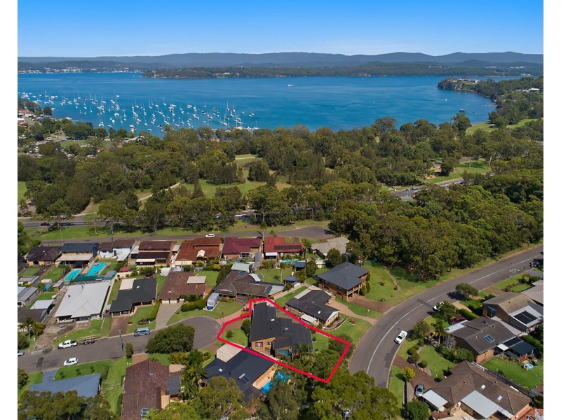 8 Parklea Avenue, Croudace Bay NSW 2280