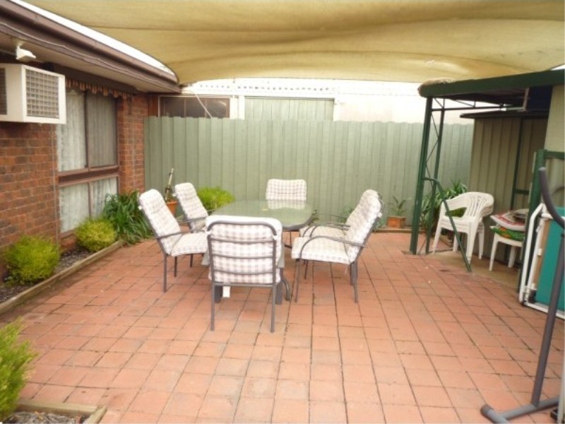 2 / 21 West Melton Drive, Melton West VIC 3337