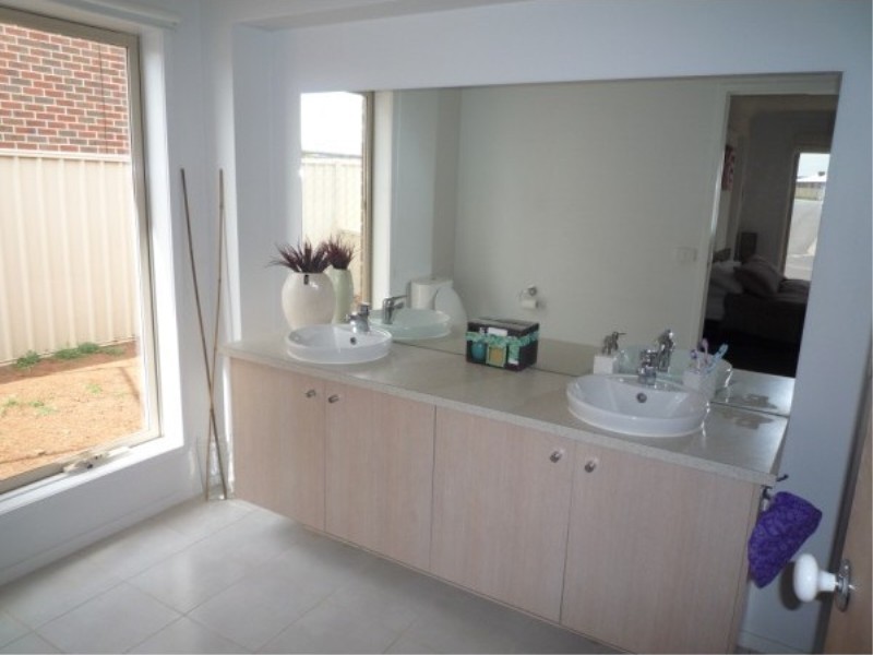1 Storkbill View, Melton West VIC 3337
