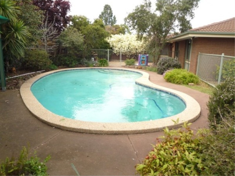 9 Bishop Place, Melton West VIC 3337