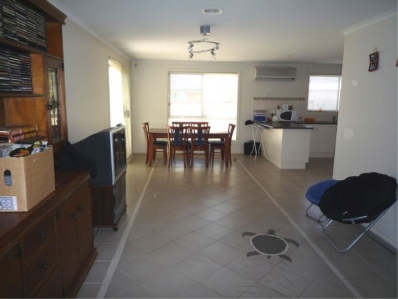 2 / 16 Staton Crescent, Melton West VIC 3337