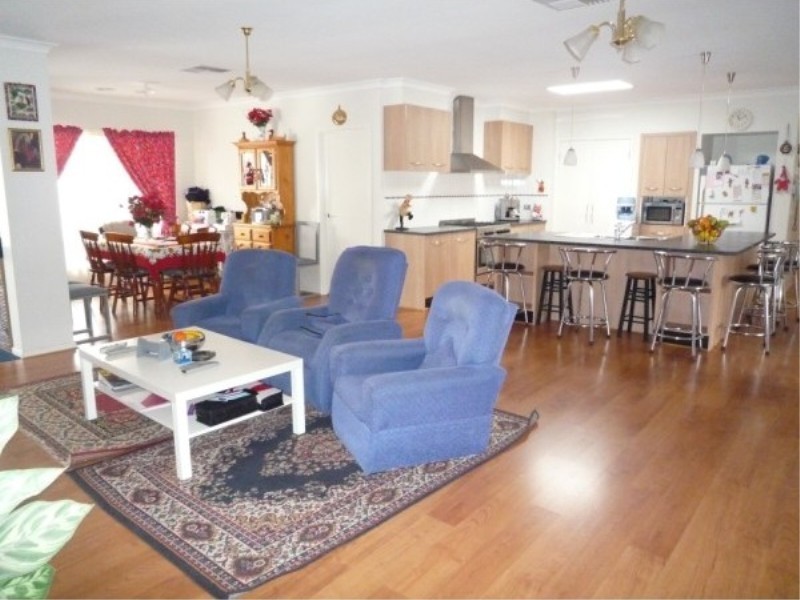 32 Ranfurlie Circuit, Melton West VIC 3337