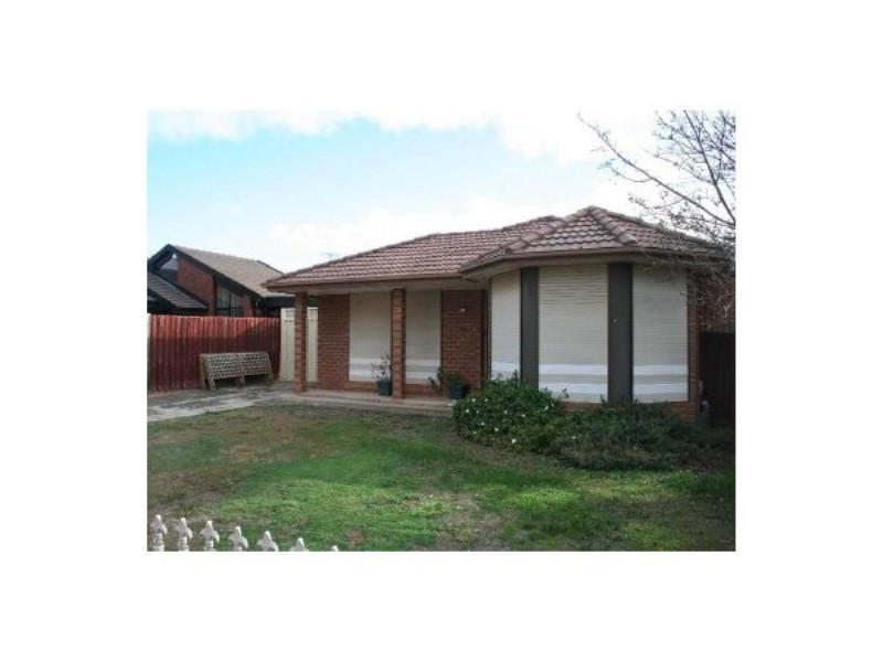 18 OAKFIELD COURT, Melton South VIC 3338