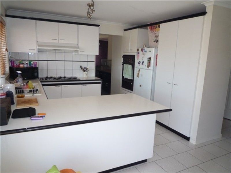 8 NELSON, Melton South VIC 3338