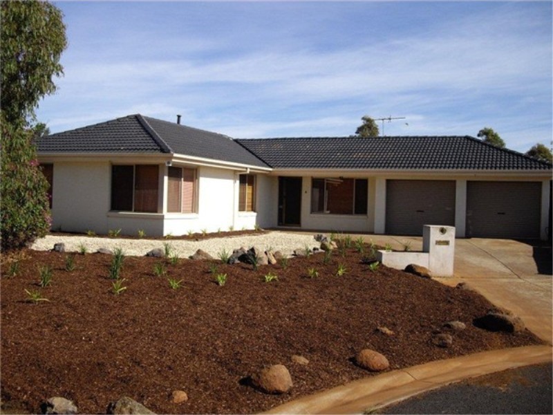 8 NELSON CRT, Melton South VIC 3338