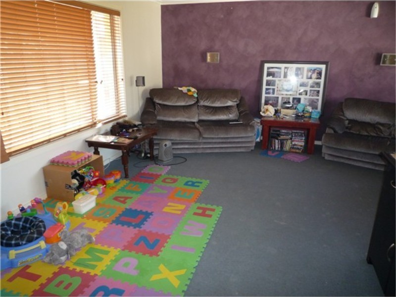 8 NELSON CRT, Melton South VIC 3338