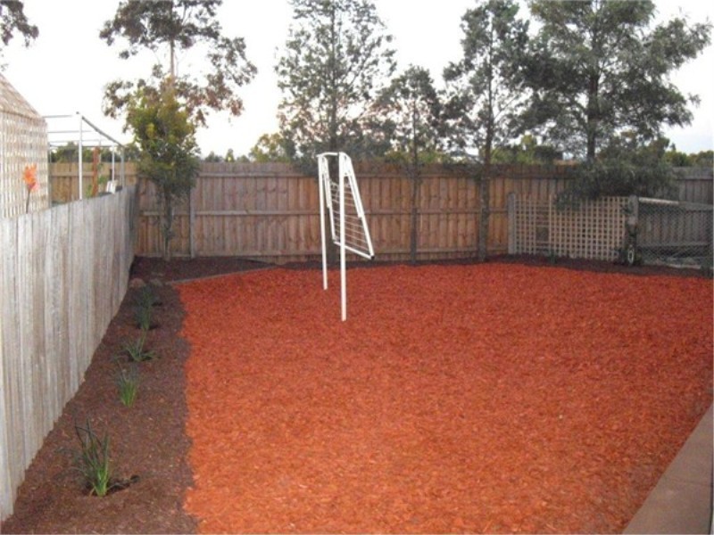 8 NELSON CRT, Melton South VIC 3338