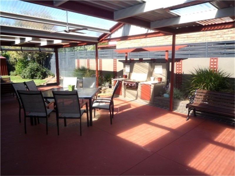 2 TARWIN COURT, Brookfield VIC 3338