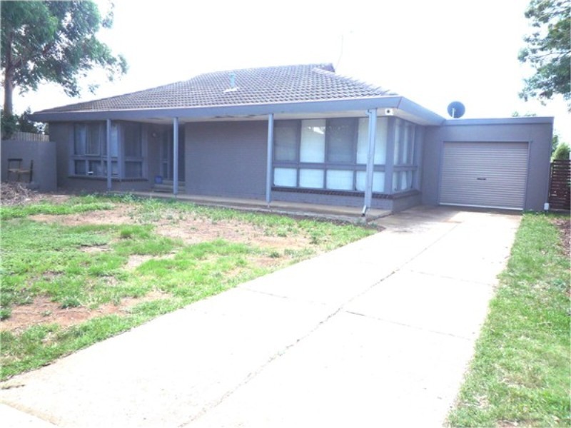 1 OAK PLACE, Melton West VIC 3337